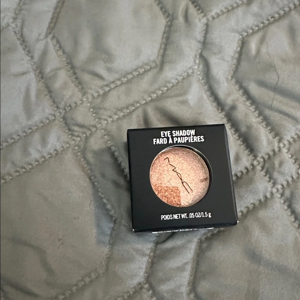 MAC Tutu Good Frost Eyeshadow - rose gold sparkle - Picture 5 of 5